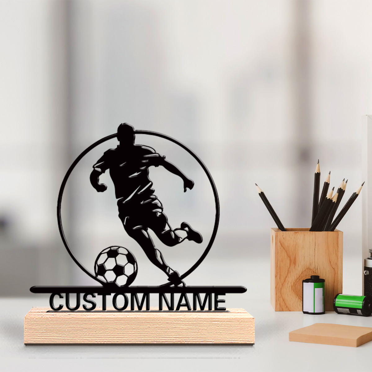 Home Office Gifts - Metalowa statuetka piłkarza z imieniem, drewniana